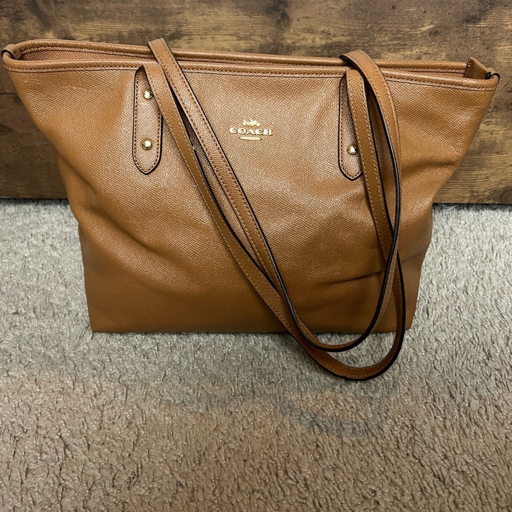 AUTHENTIC COACH BAG ! Beautiful beigish brown color and great material !